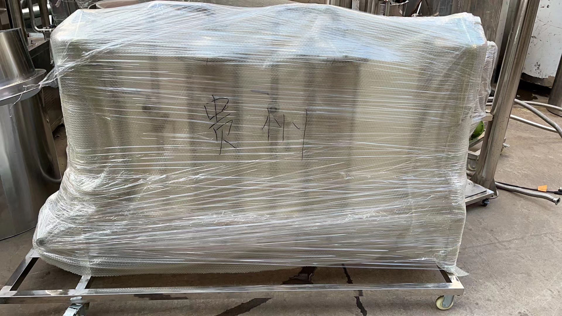 貴州仁懷市茅臺鎮(zhèn)的一臺白酒過濾機已打包物流發(fā)貨！