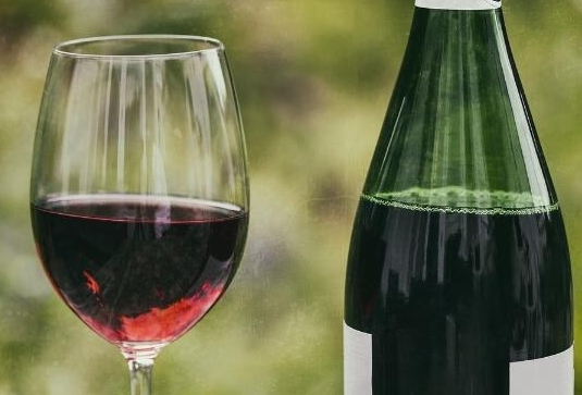 紅酒有沉淀物是這么回事還可以喝嗎？